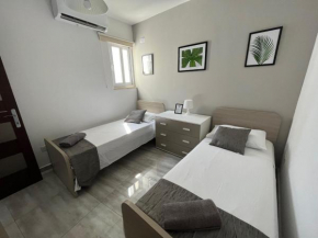 F6 Room 2, Private Room two single beds shared bathroom in shared Flat